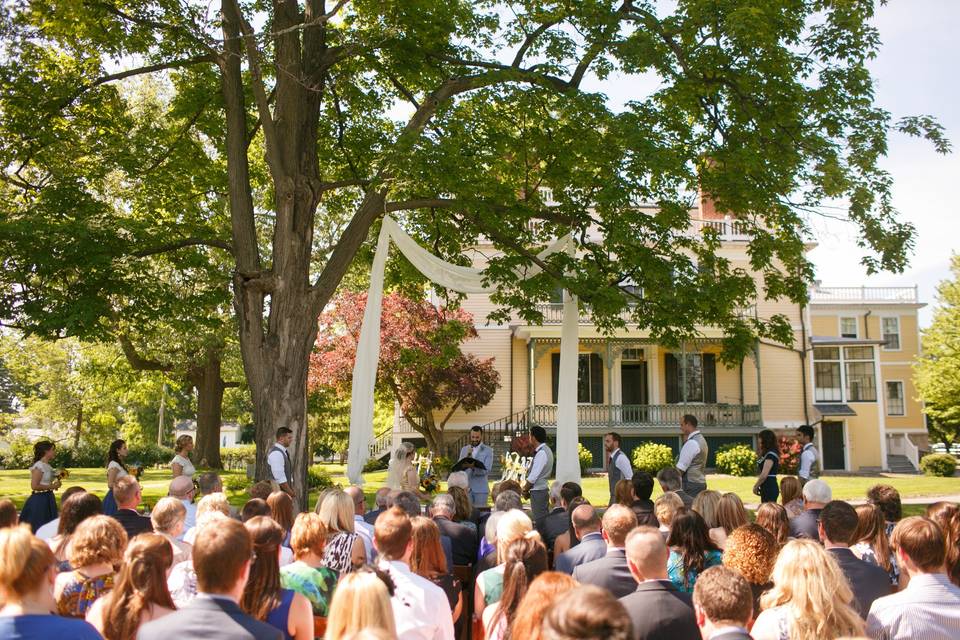 Outdoor weddings are fab!