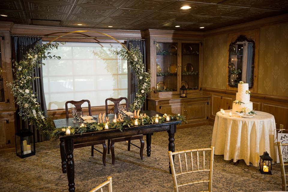 Sweetheart table Hunt Room