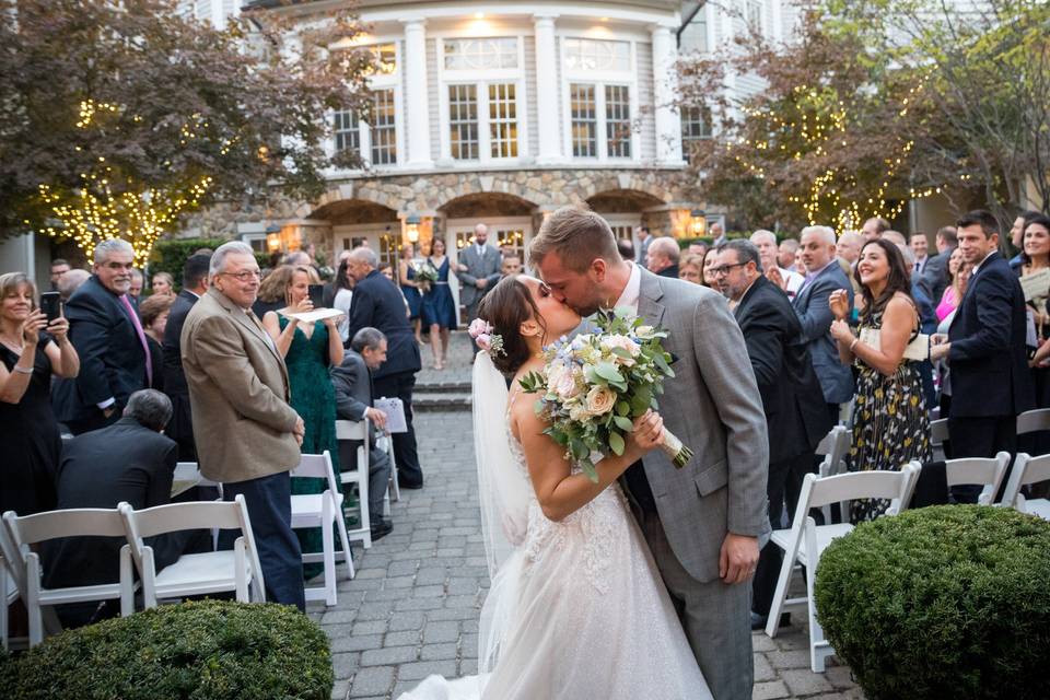 Ceremony kiss