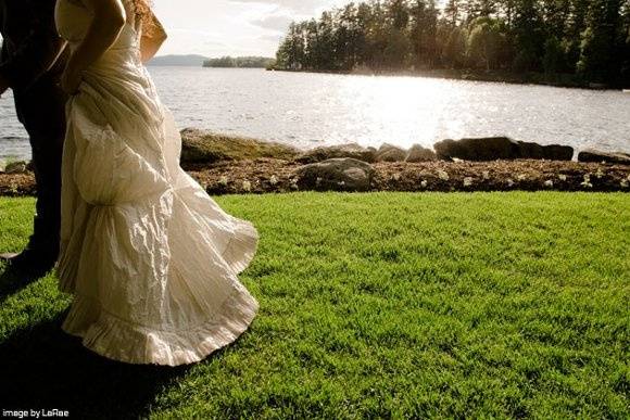 Sara chose emerald green wedding shoes adorned with her grandmother's earrings.