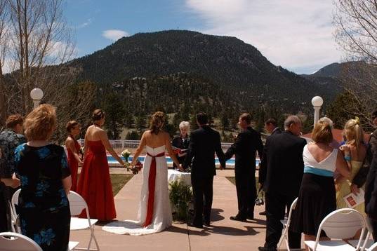 The wedding party joins hands for the final blessing