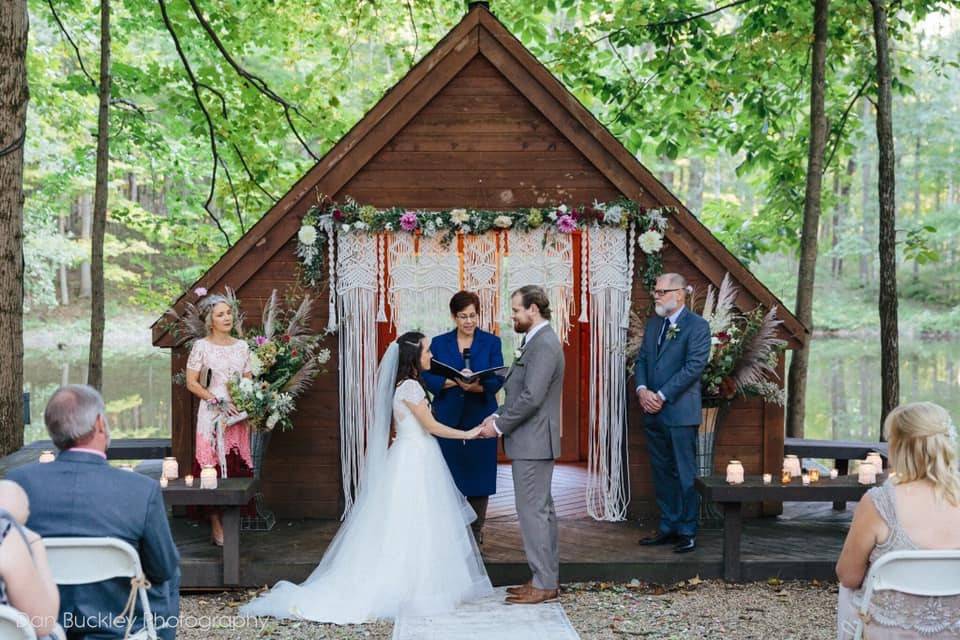 https://cdn0.weddingwire.com/vendor/499280/3_2/960/jpg/6-chapel-in-the-woods-with-couple_51_82994-1565111962.jpeg