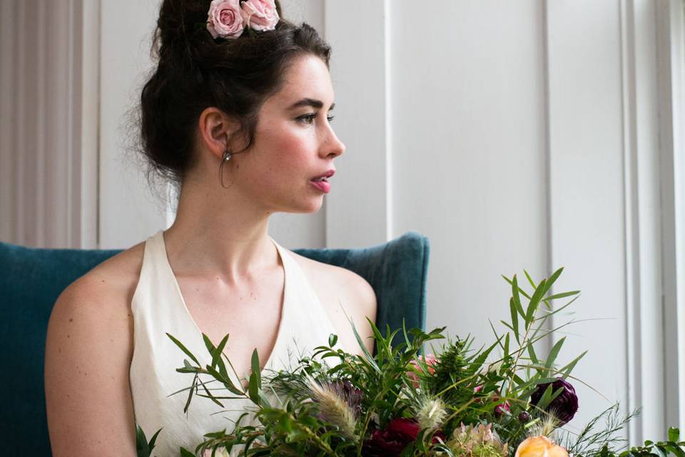 Bride holding her flowers | Photo by Eve Event Photography