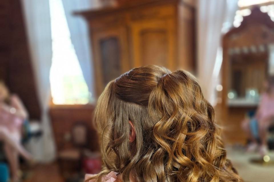 Voluminous half-up curls
