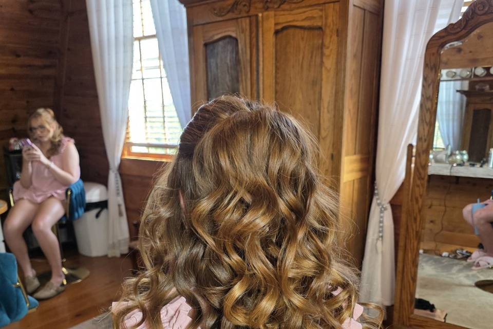Voluminous half-up curls