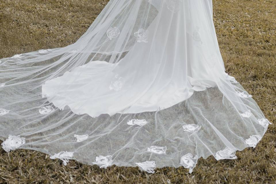 https://cdn0.weddingwire.com/vendor/500080/3_2/960/jpg/grace-loves-lace-shop-veils-and-hair-fleur-veil-301-scaled_51_2080005-168350890070068.jpeg