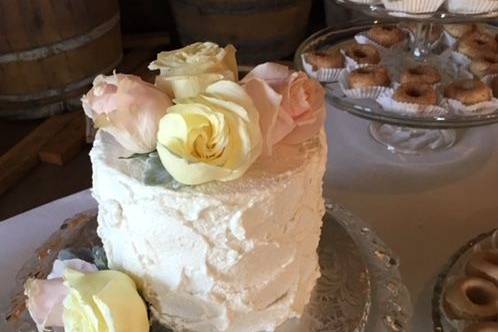 Wedding cutting cake with palette texture and flowers