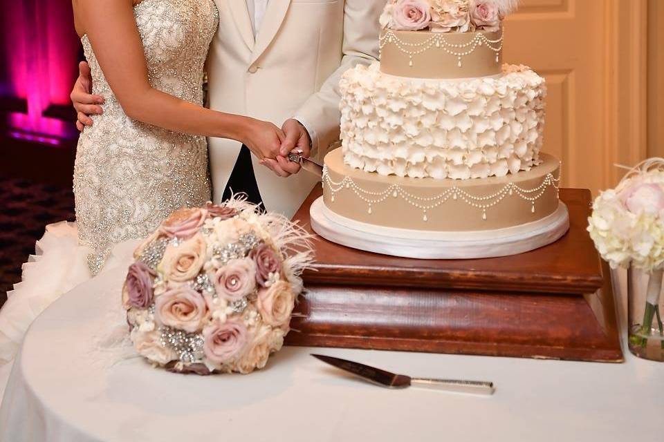 20s-themed wedding cake