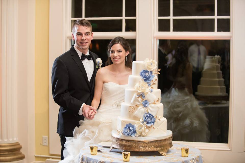 Five-tier cake with sugar flowers