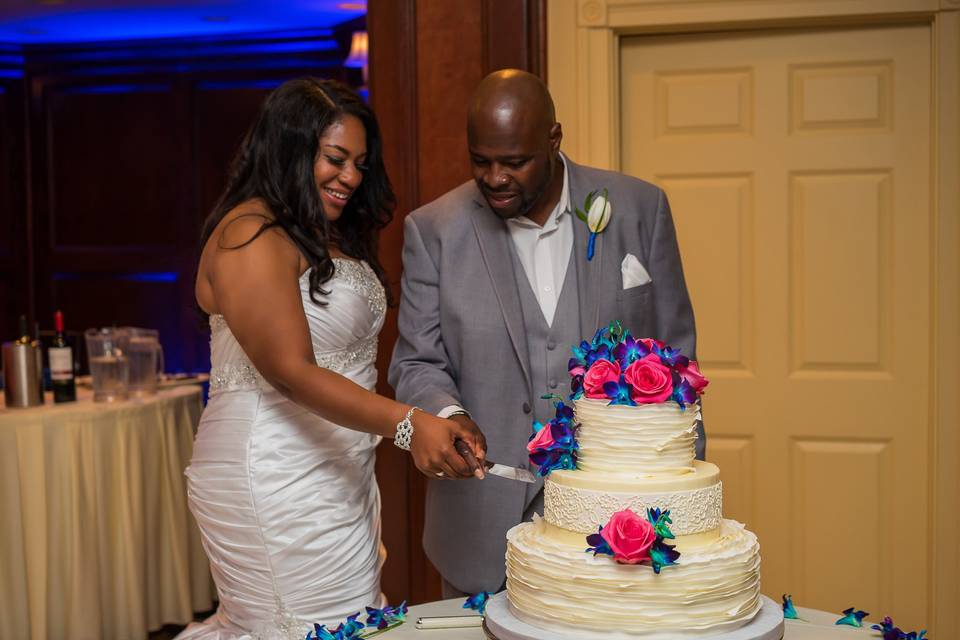 Couple slicing the cake