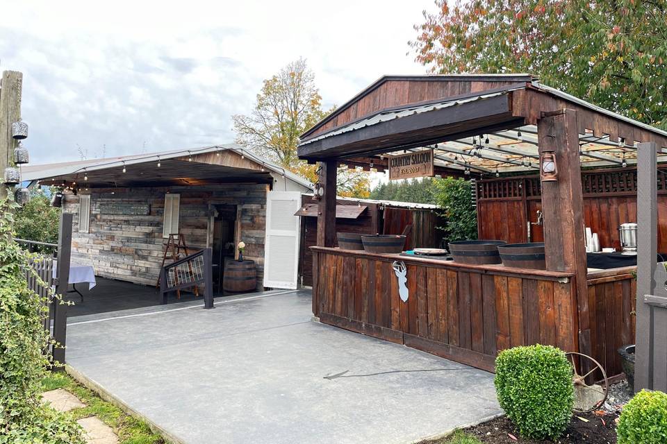 Bar and covered food service