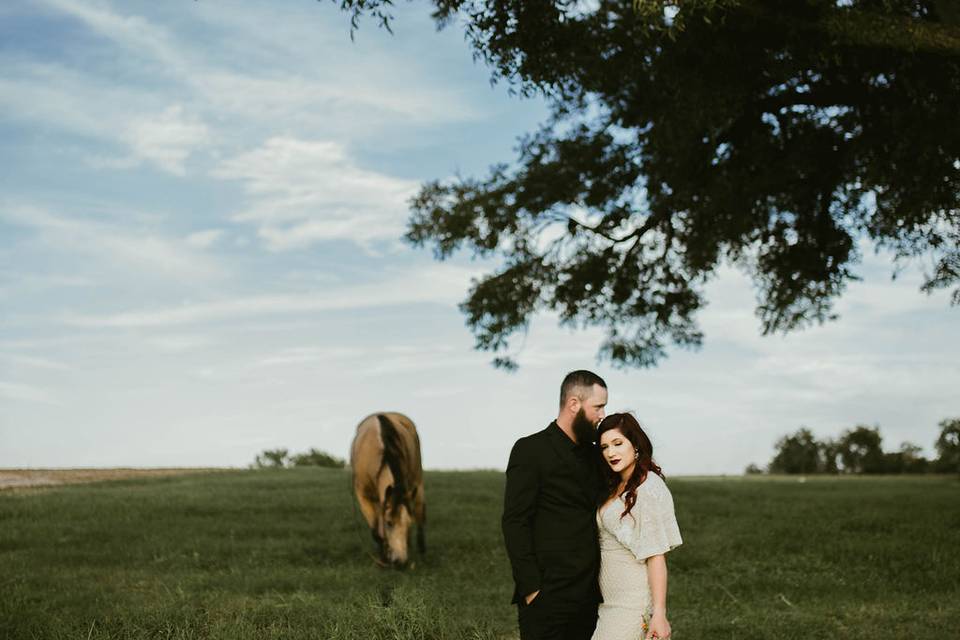 Groom kissing his bride | Rachel Lee Photography