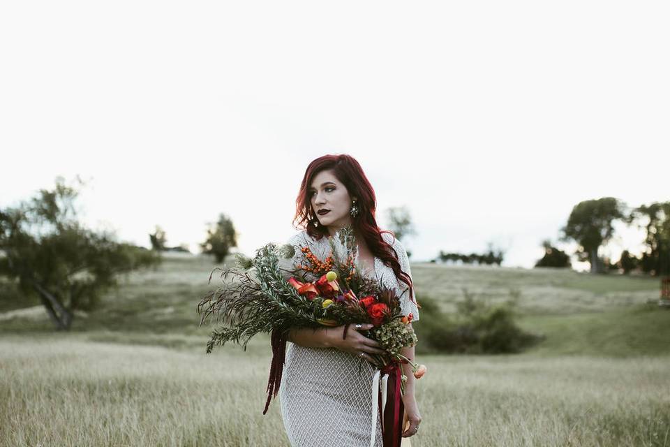 Bride in the field with her bouquet in hand | Rachel Lee Photography