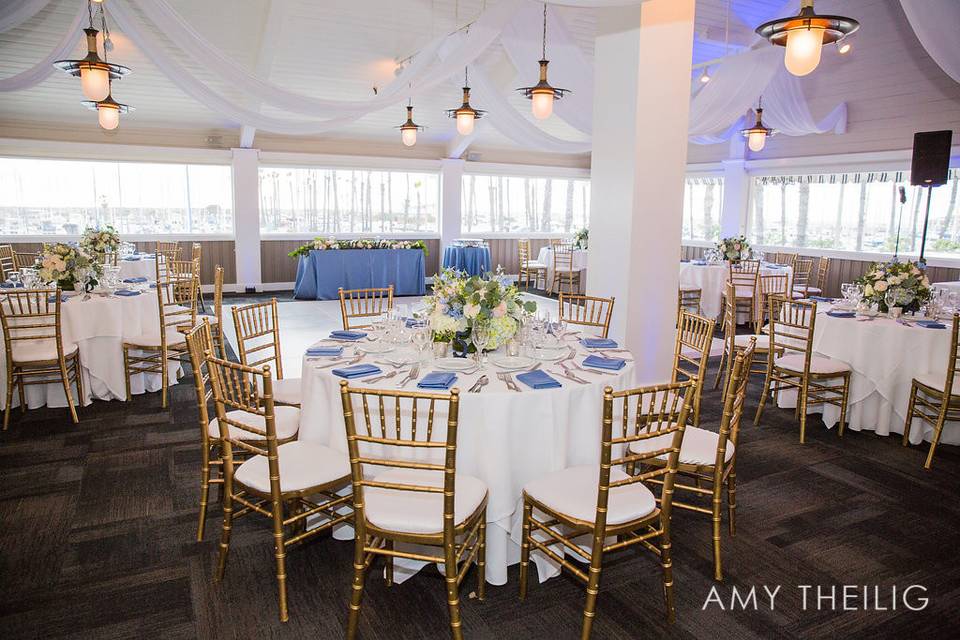 Sweetheart table in front of the harbour