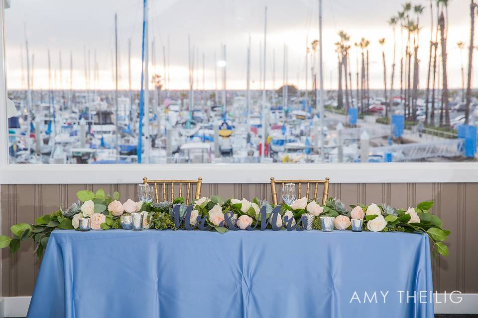 Sweetheart table in front of the harbour