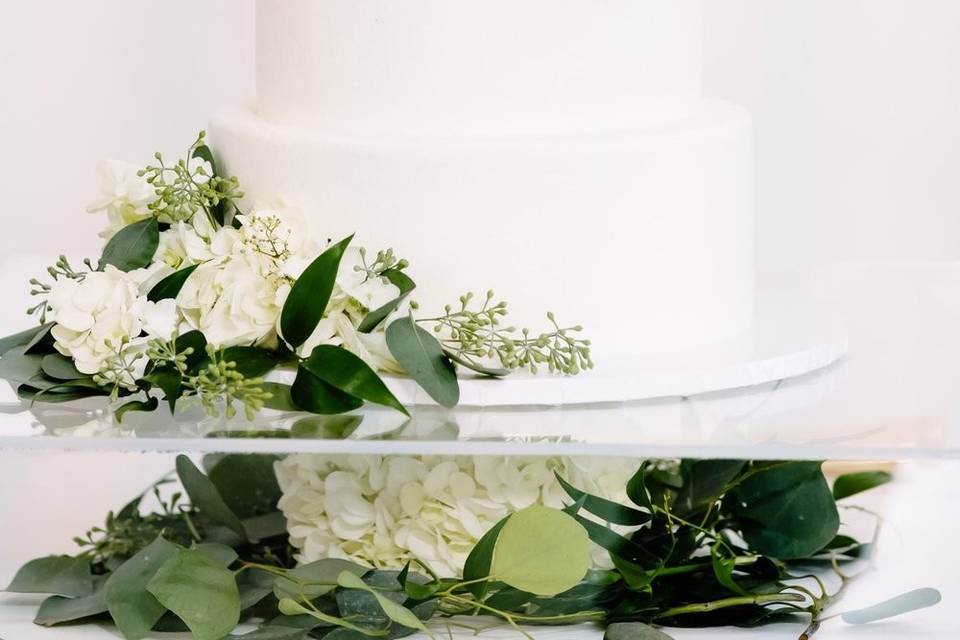 Simple wedding cake decor