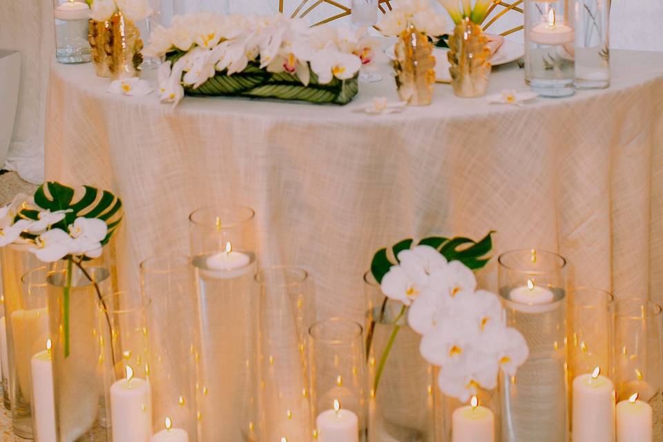 Sweetheart table & candles