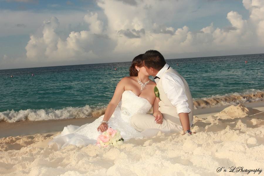 Kiss by the beach