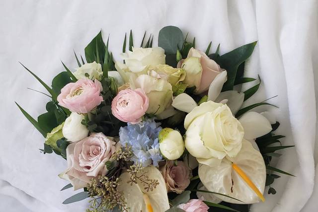 corsage de rose branchue blanche