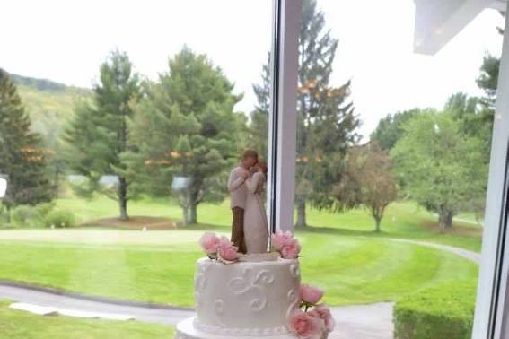 Classic romantic wedding cake