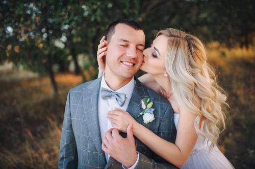 Kiss by the trees
