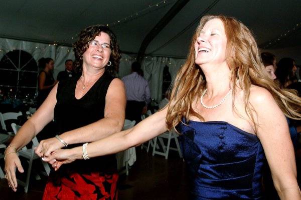 Grooms mom dancing with bestfriend