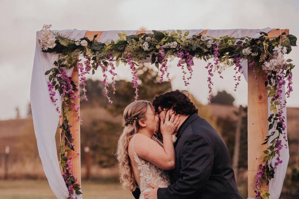 A kiss under the arch