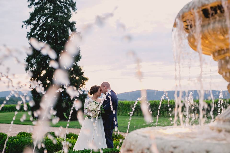 Couple under the iconic fountain