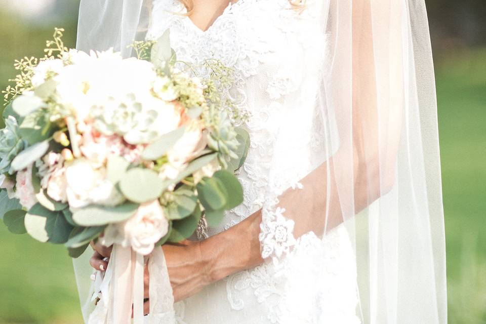 Bride with bouquet | Anny Photography