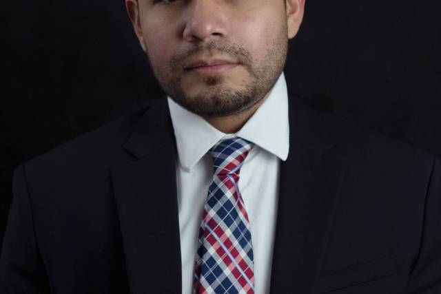 Wedding officiant Mauricio