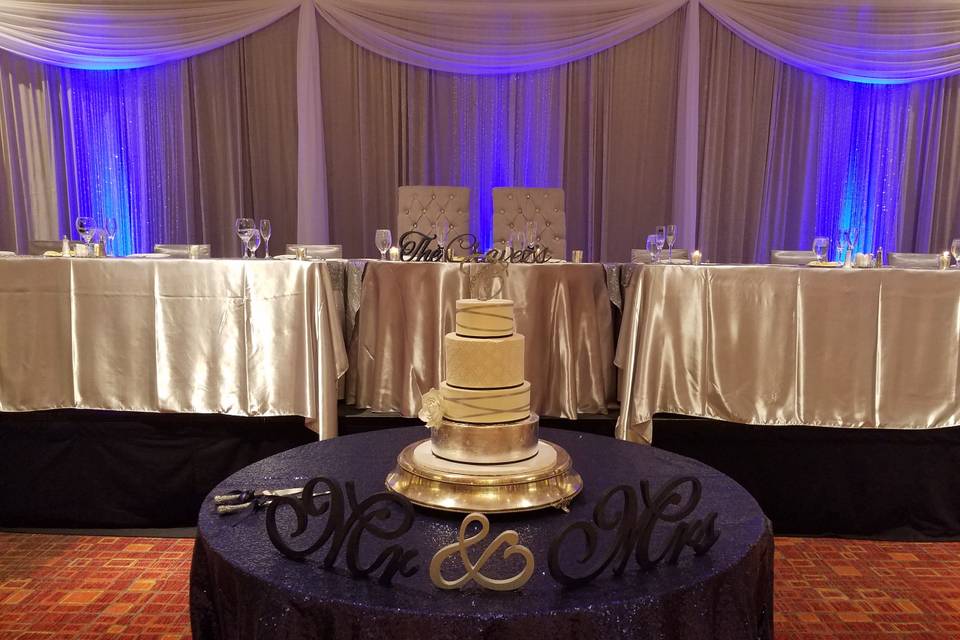 Elegant head table & cake