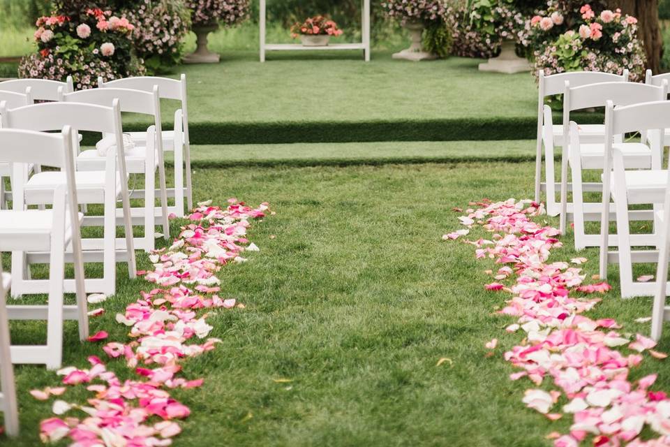 Beautiful backyard ceremony