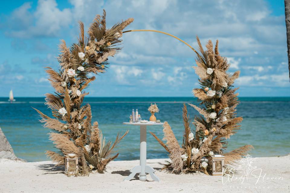 Arch with pampas grass