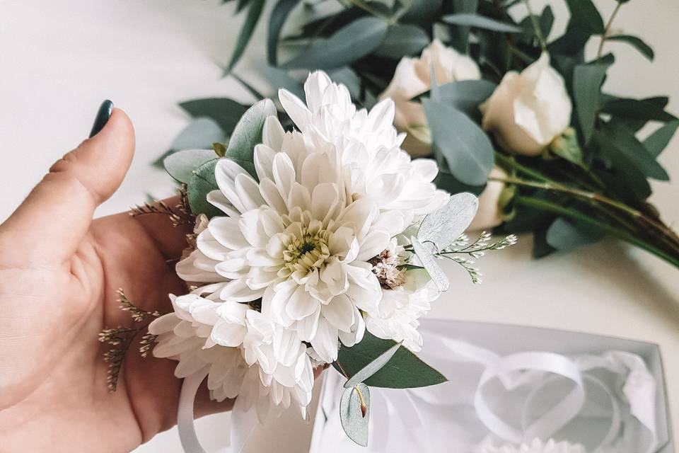 Wrist corsages