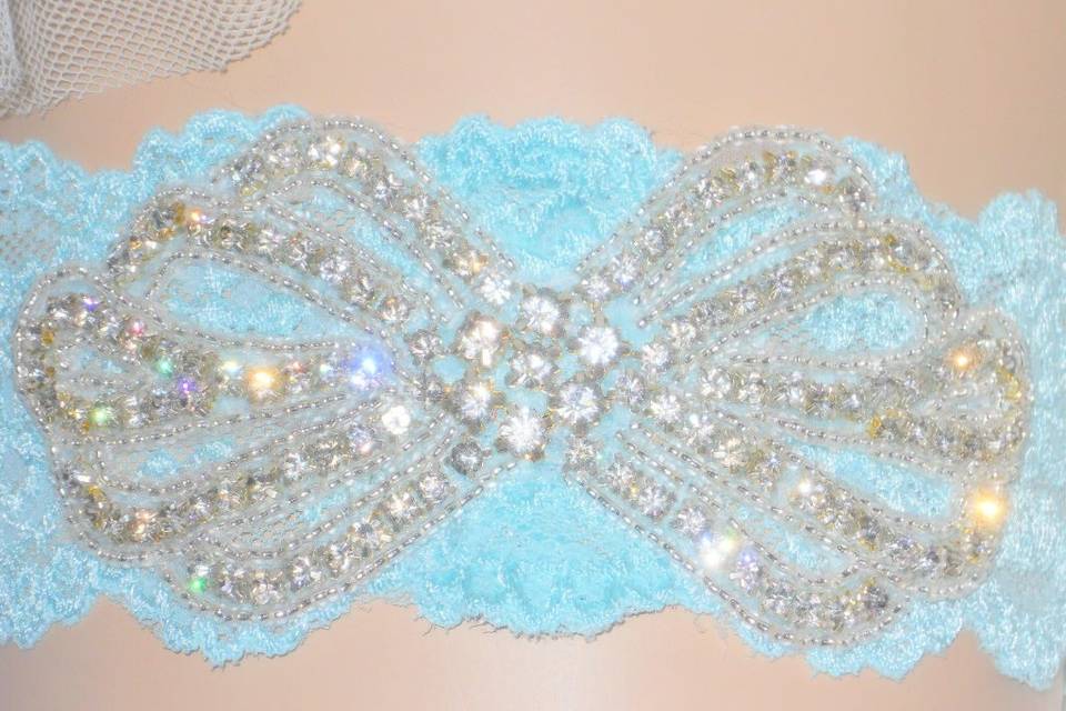 Plus size stretch lace garter in Tiffany Blue with a fantastic applique of sparkling crystals. Stretches from 22