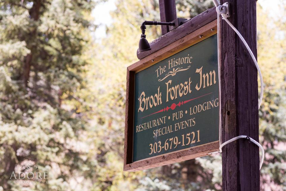 Brook forest inn sign | Adore Photography