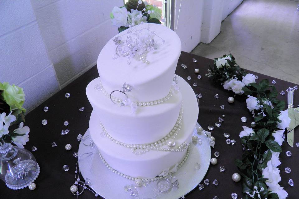 Elegant asymmetrical wedding cake