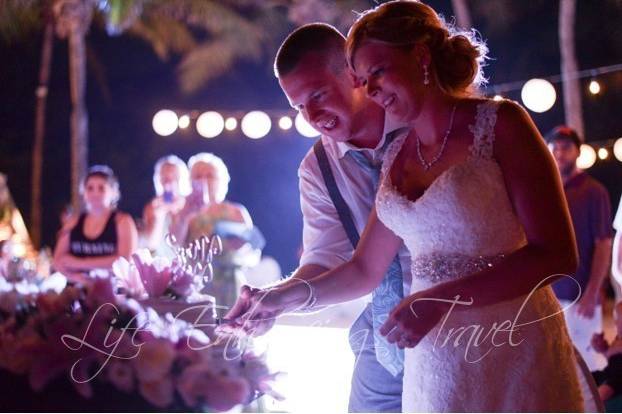 Cutting the wedding cake