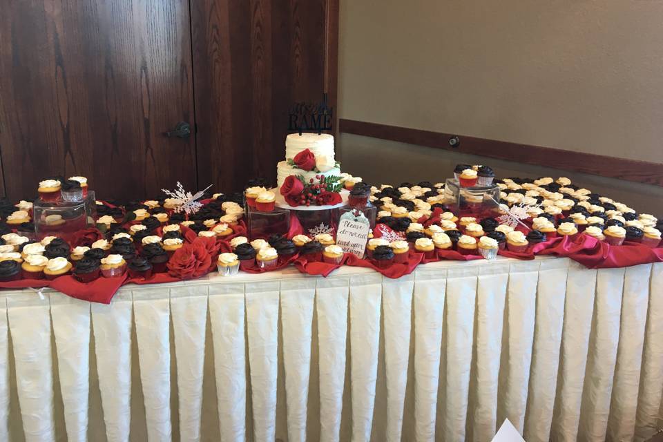 Winter wedding cupcakes & cake