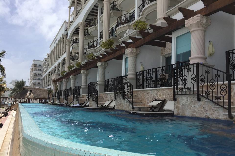 Hotel Zilara Cancun swim ups