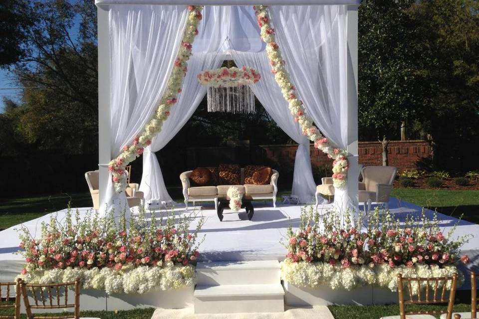12' SQUARE CEREMONY STRUCTURE WITH WHITE SHEER