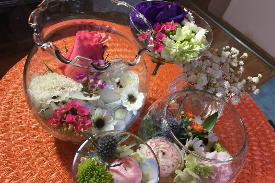 Glass bowls with flowers