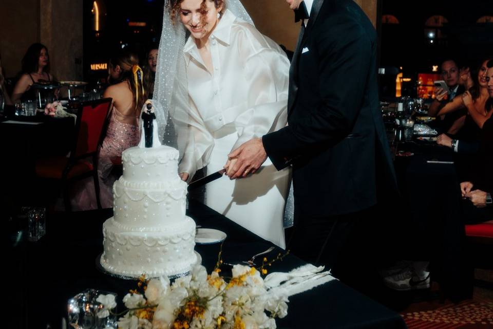 Couple cutting cake
