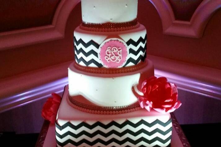 Zigzag lines on wedding cake