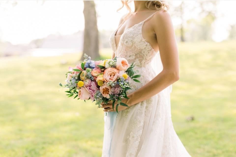 Gorgeous summer bridal bouquet