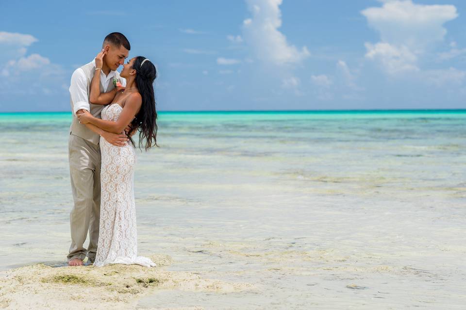 Destination beach wedding, Grand Bahama Island, Bahamas, Starfish Events, Paradise Cove Beach, Lyndah Wells Photography