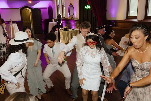 Packed dance floor · Photo: Joanna Photography MKE