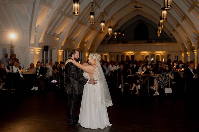 First dance under the lights · Photo: Lichter Photography