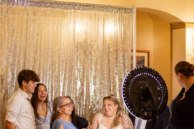 Photo booth fun · Photo: Family Fotos by Tiffany