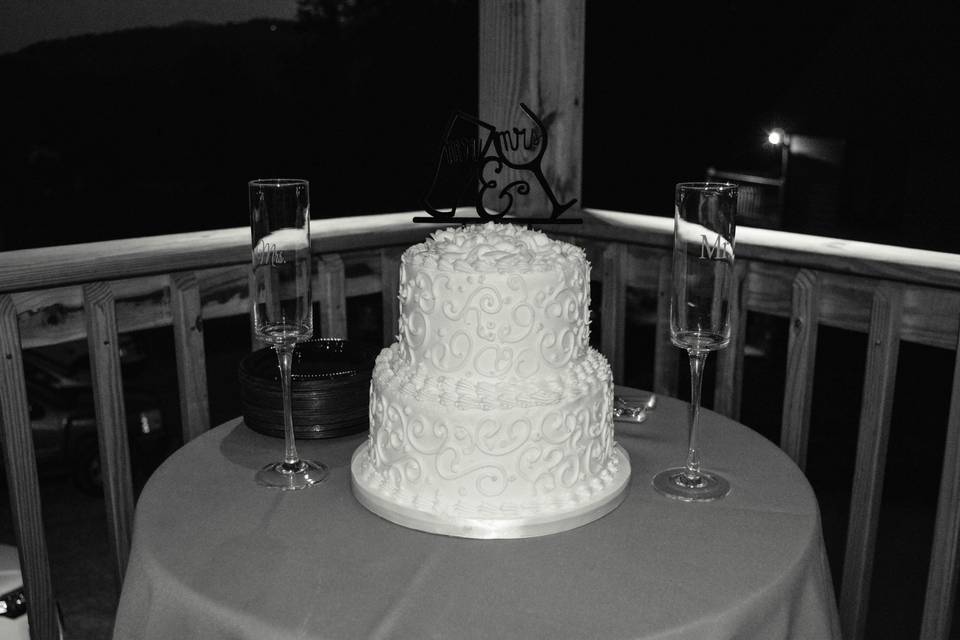 2 tier wedding cake in All-inclusive package